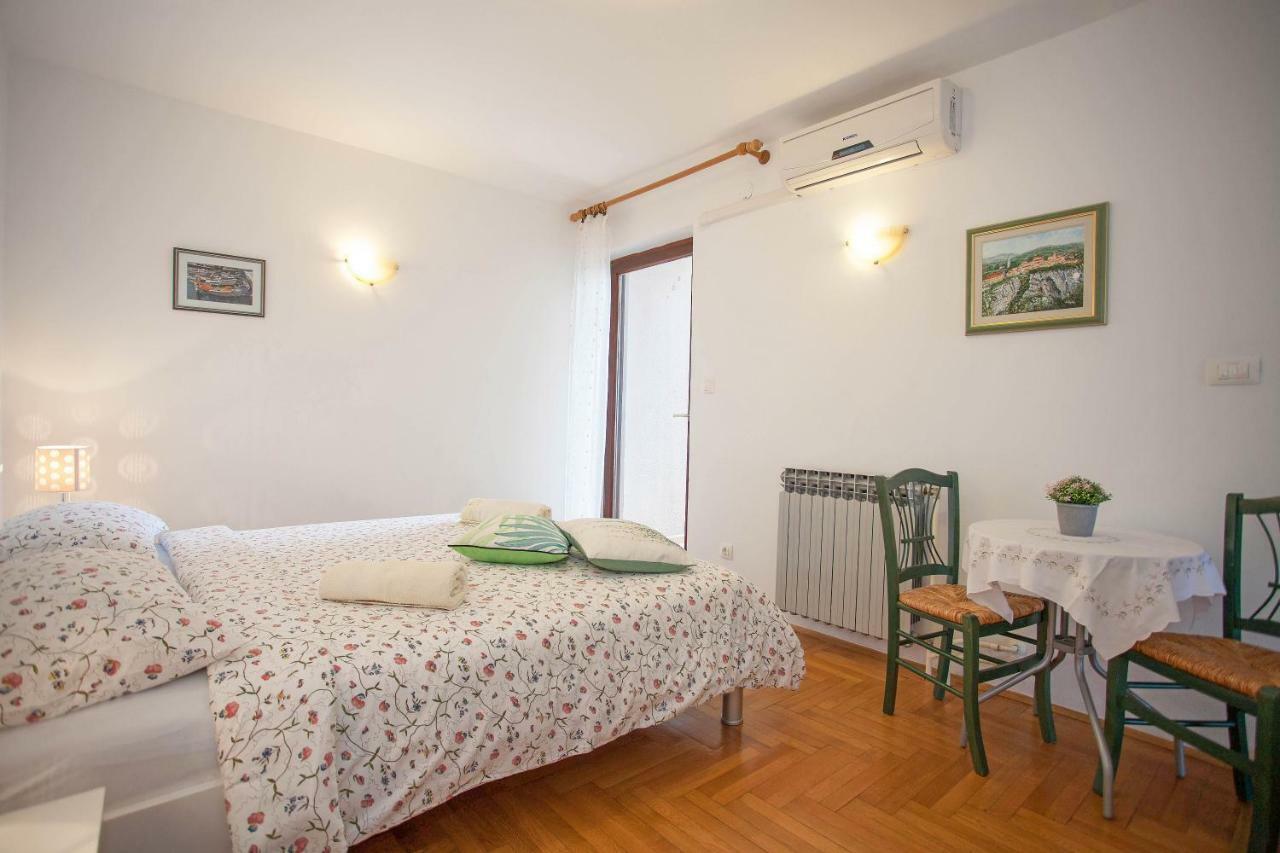 Apartment Studio Sole Ровин Екстериор снимка