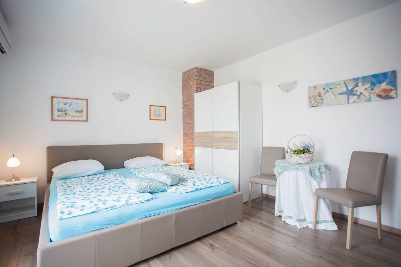 Apartment Studio Sole Ровин Екстериор снимка