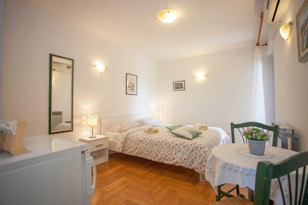 Apartment Studio Sole Ровин Екстериор снимка